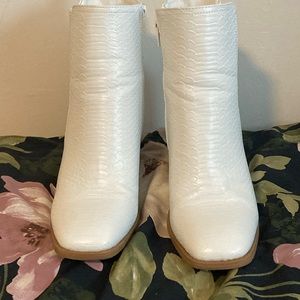 Pierre Dumas White Snakeskin boots